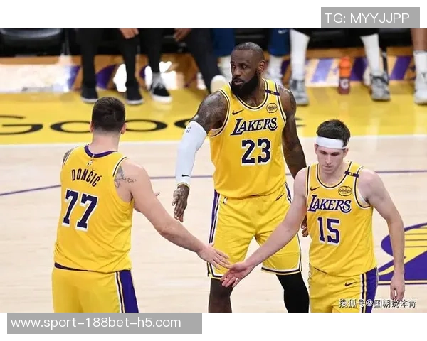 东詹里训练状态回暖湖人官方分享球队备战照片展现团结精神